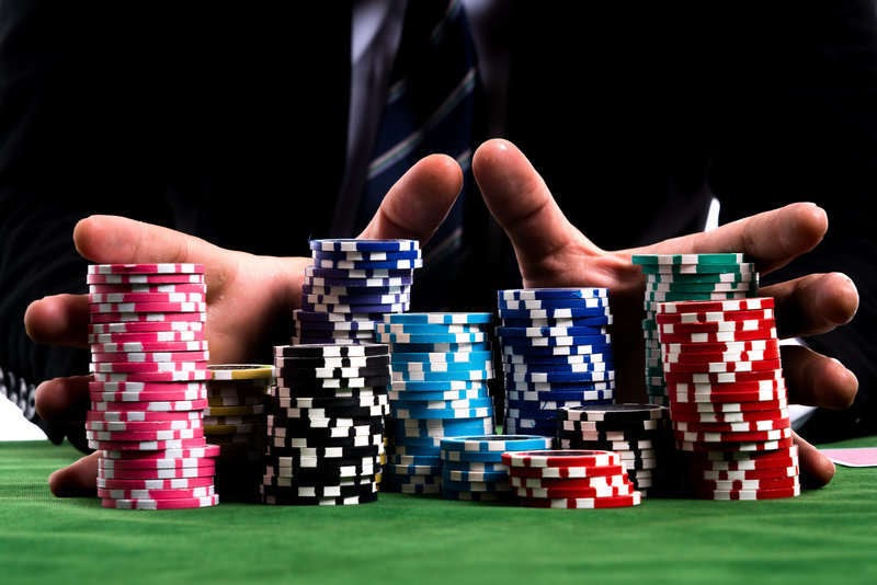 Các yếu tố ảnh hưởng đến quyết định all in trong poker là gì?